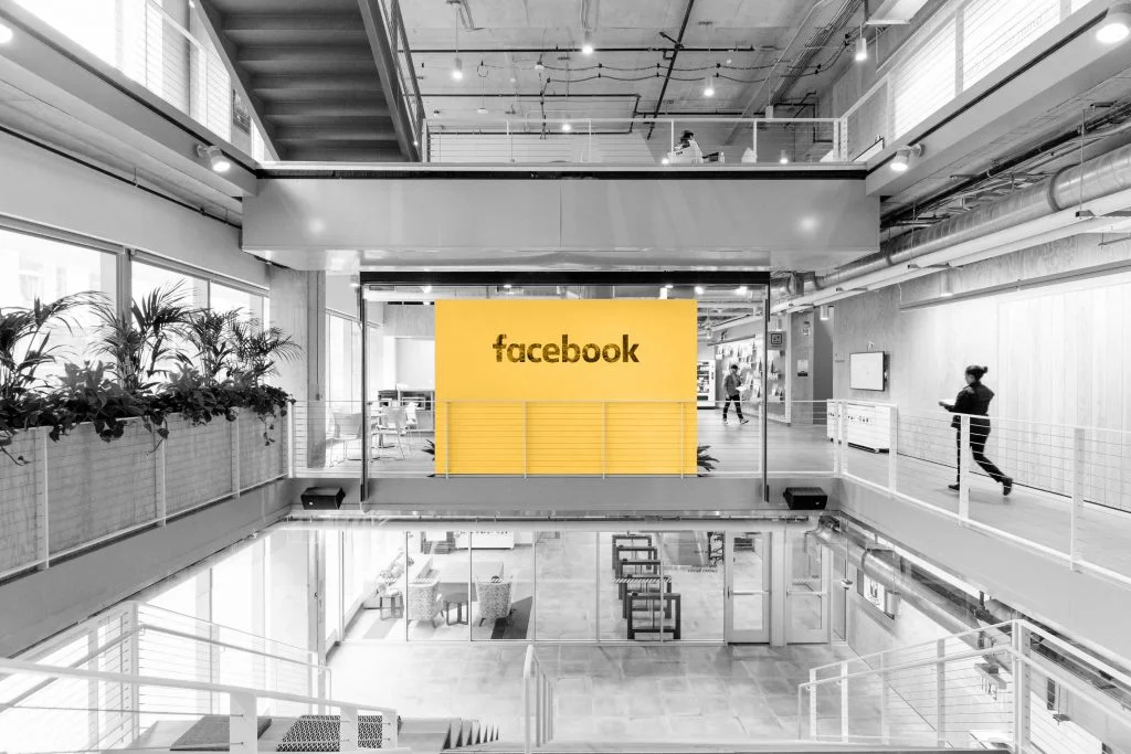 Imagem interna de um dos escritórios do Facebook