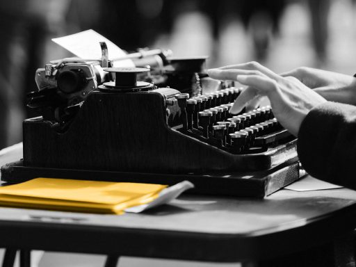 Escritor usando uma máquina de escrever para criar títulos e descrições de anúncios