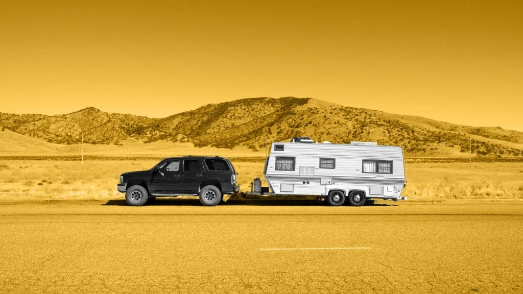 Trailer anexado a um carro como as extensões de anúncio